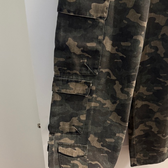 Camo Wide Leg Cargo Jeans - Picture 3 of 8